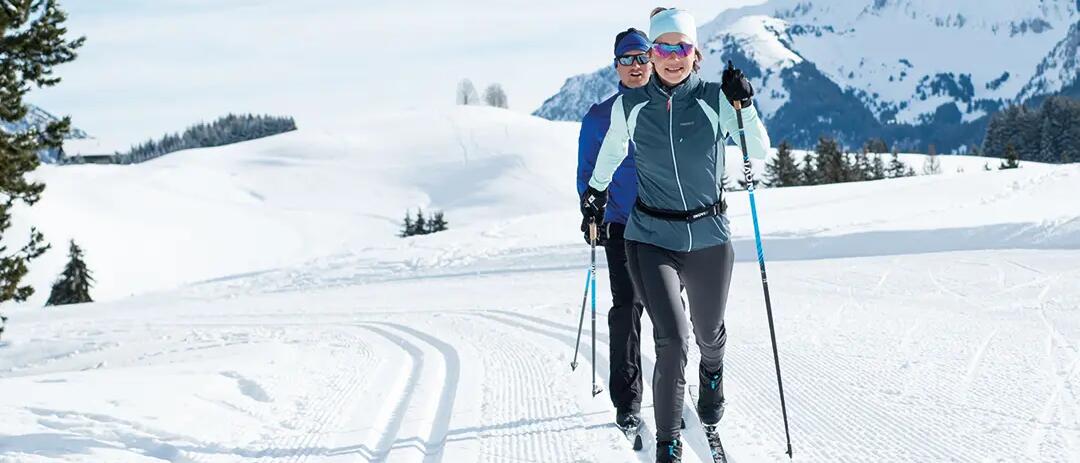 mężczyzna i kobieta trenujący na nartach biegowych