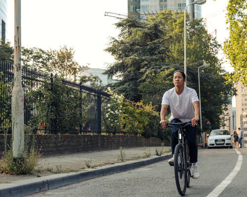 mężczyzna jadący na rowerze miejskim