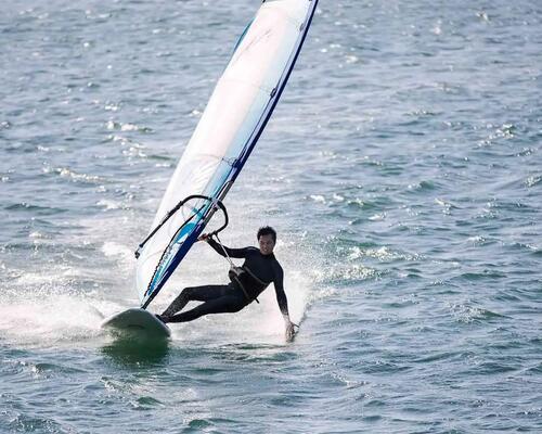 mężczyzna uprawiający windsurfing