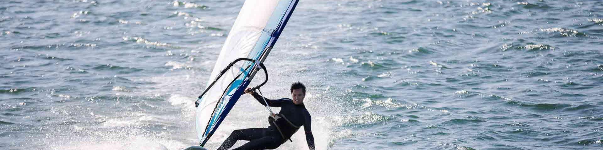 mężczyzna uprawiający windsurfing