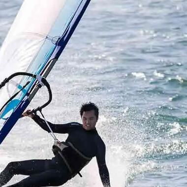 mężczyzna uprawiający windsurfing