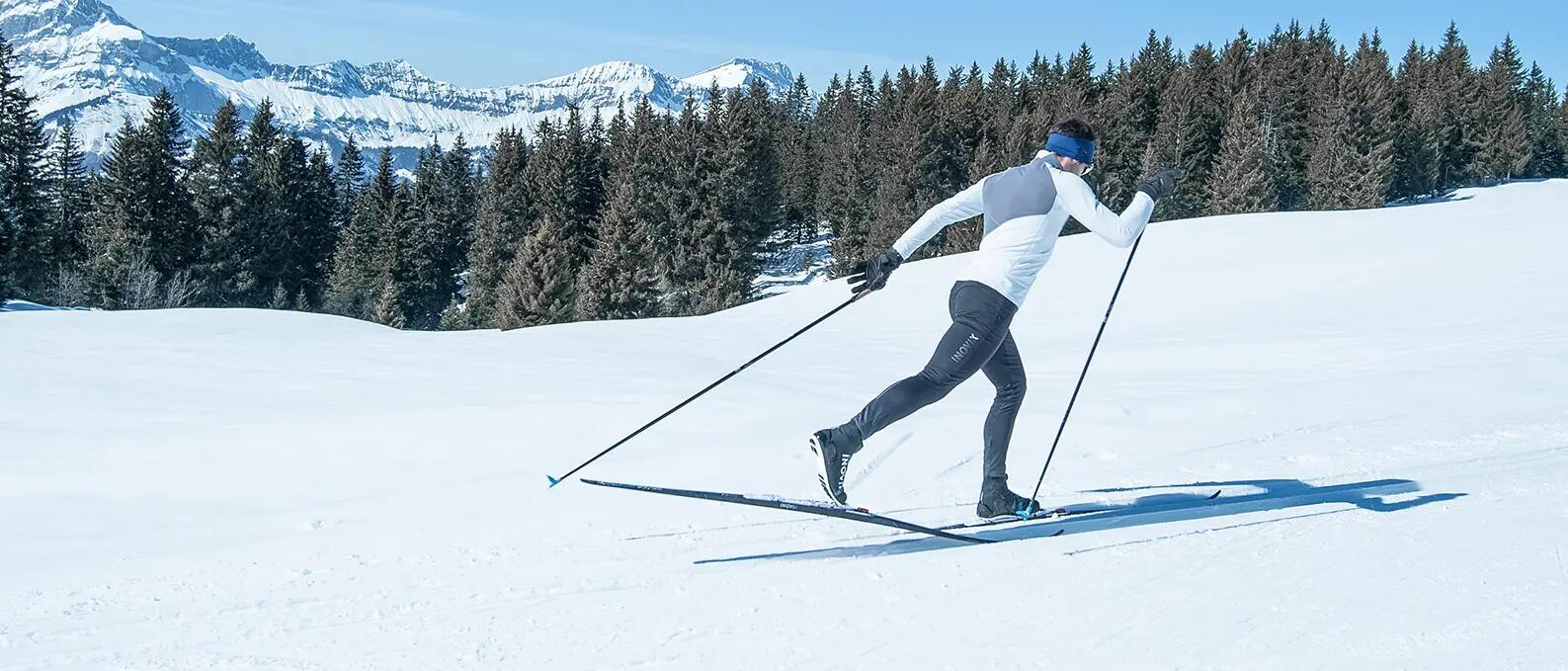 mężczyzna trenujący na nartach biegowych