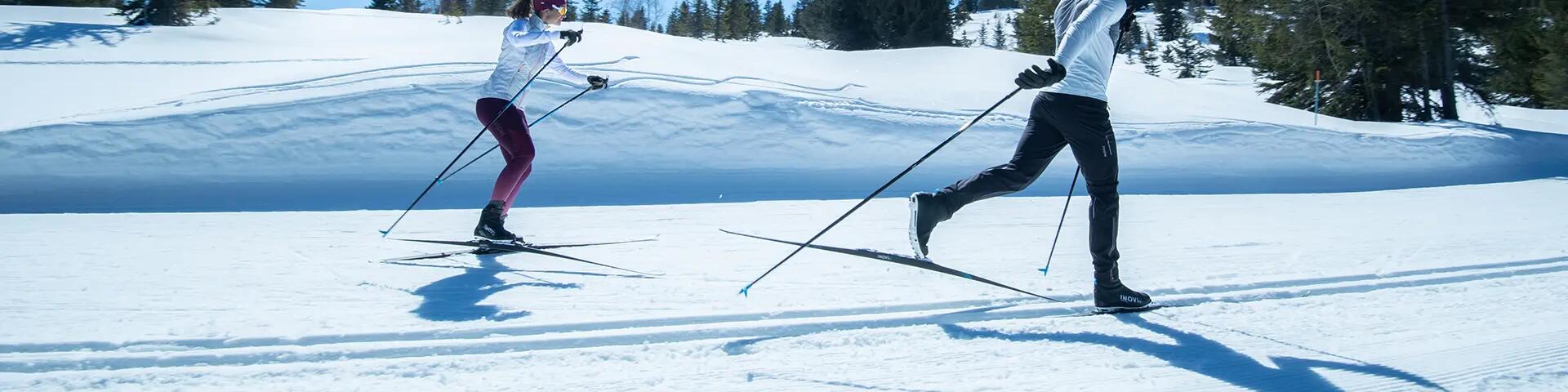 kobieta i mężczyzna z kijkami  na nartach 