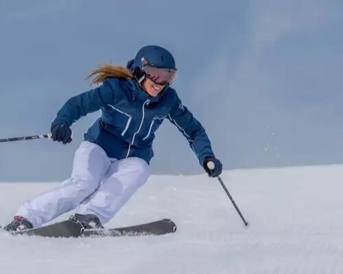 kobieta jadąca na nartach