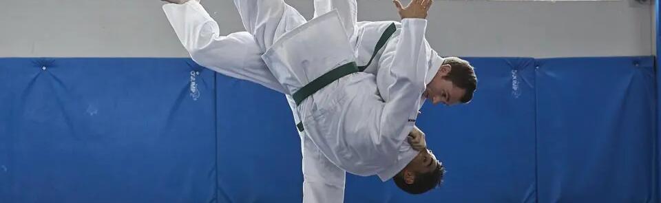 hoe kies je de juiste maat judo pak?