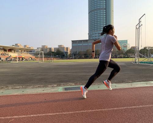 kobieta biegnąca na bieżni w odzieży i butach do biegania