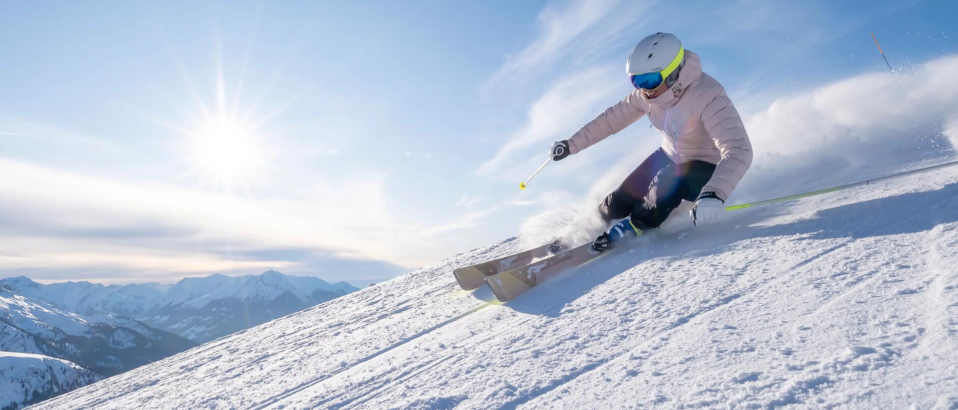 kobieta w stroju narciarskim zjeżdżająca na nartach