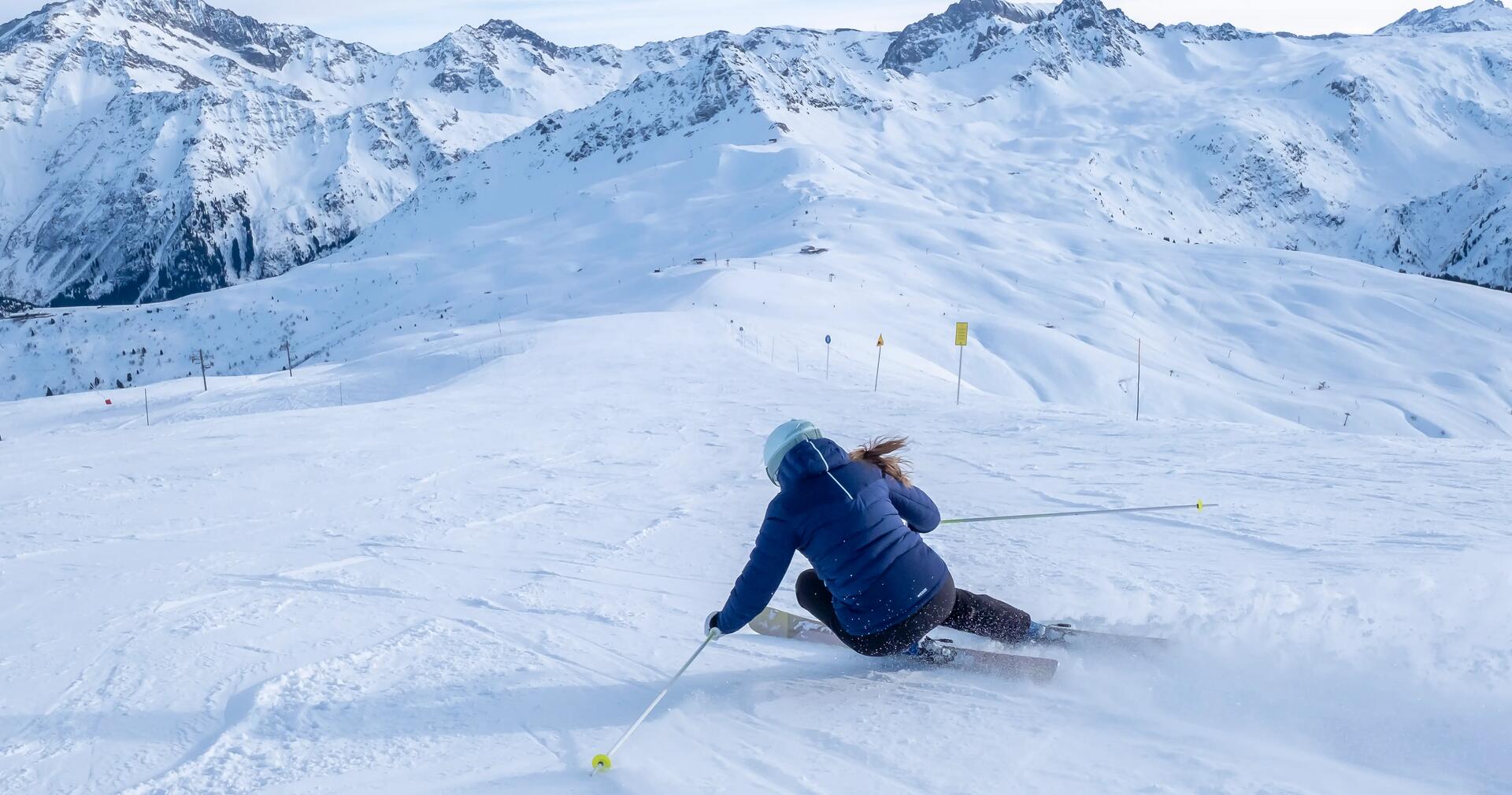 kobieta zjeżdżająca na nartach w odzieży narciarskiej