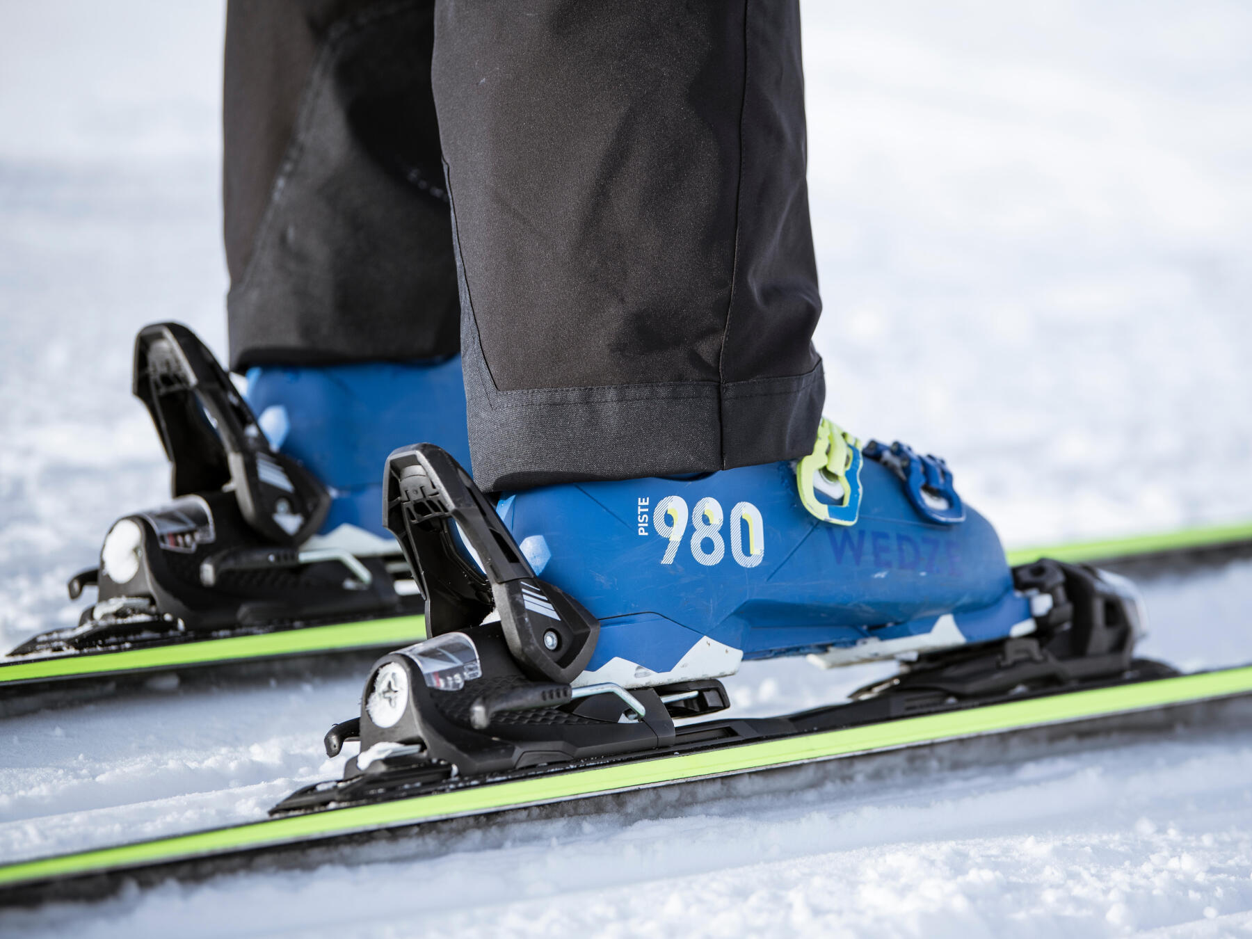 well adjusted ski bindings - bindings 