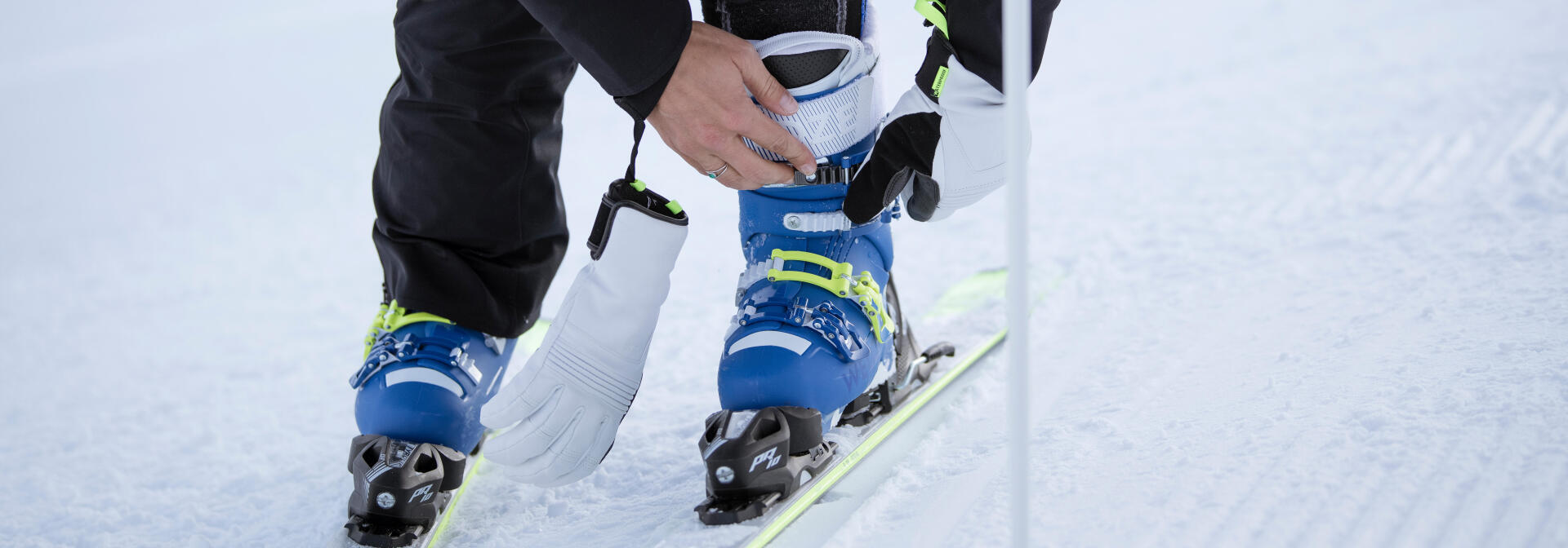 bien serrer les crochets des chaussures de ski - titre