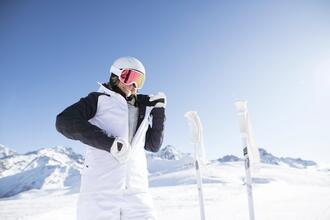 Pessoa confortável no seu casaco de ski impermeável