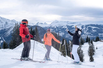 des amis sur une piste de ski