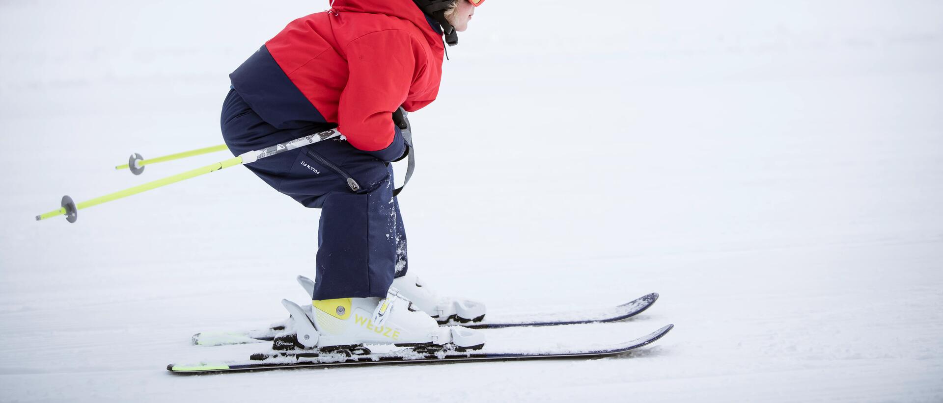 chłopiec zjeżdżający na nartach ze stoku