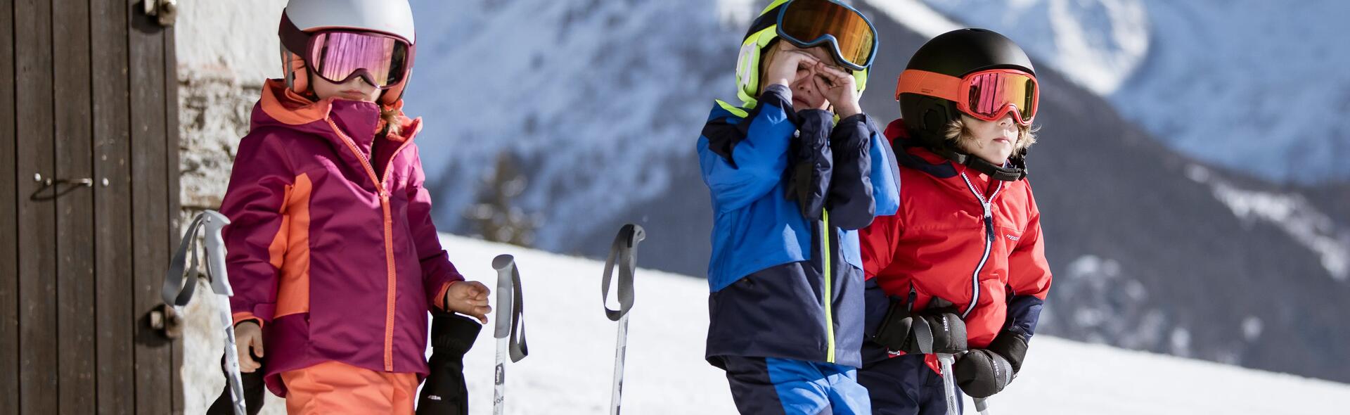 dzieci w strojach narciarskich
