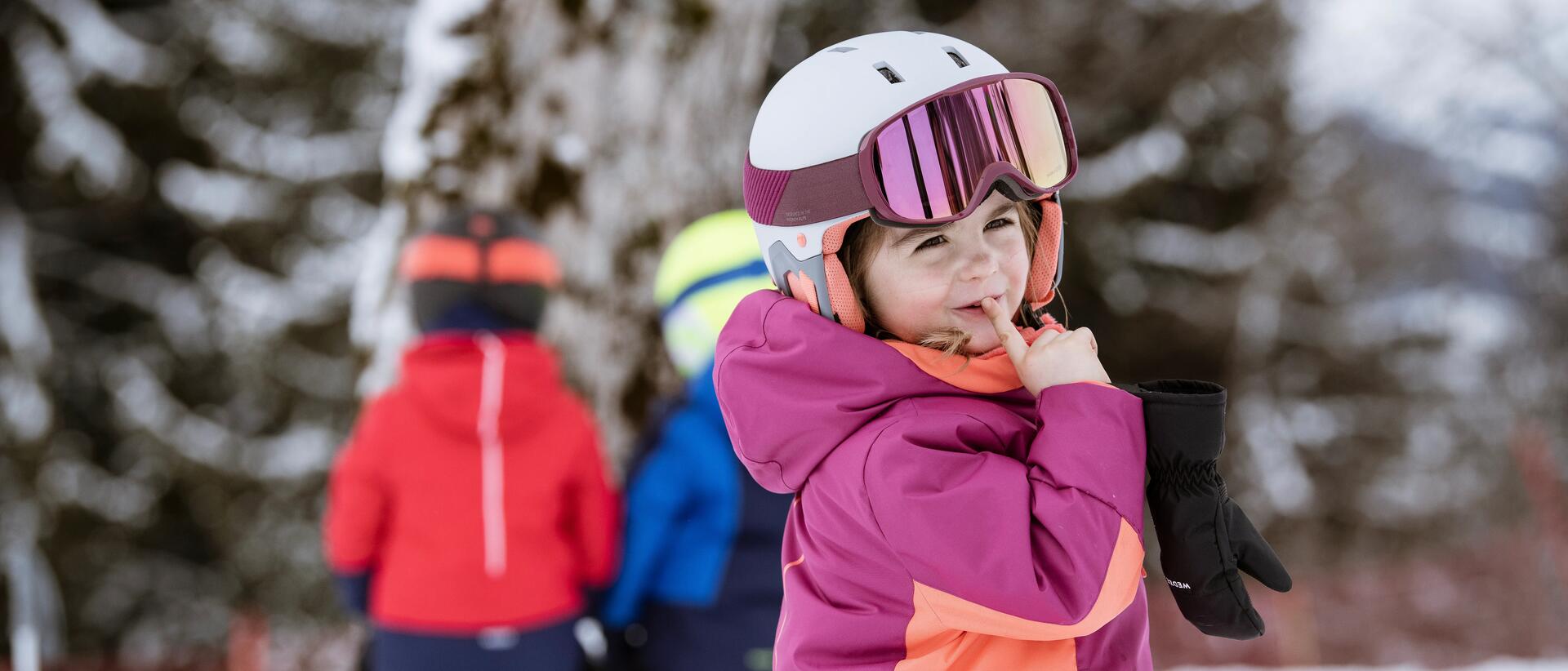 dziewczynka w kasku i goglach narciarskich