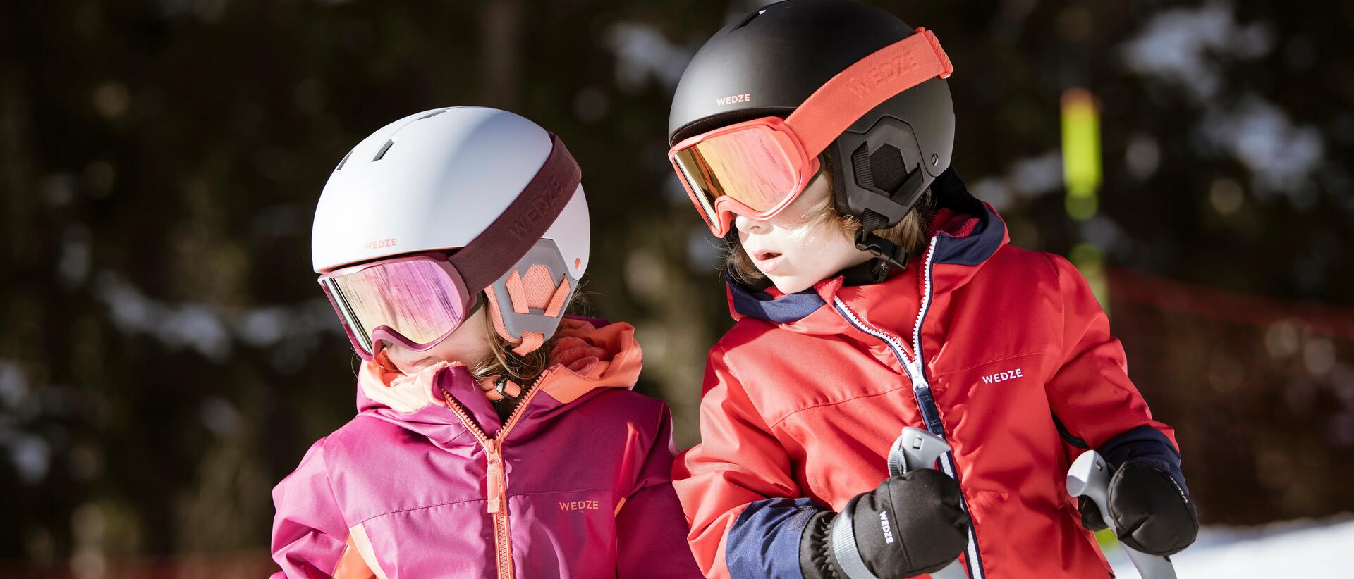 dzieci w strojach narciarskich