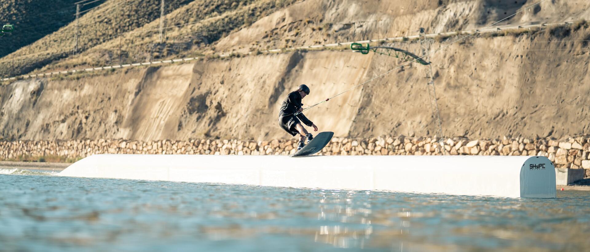 mężczyzna  trenujący na desce wakeboard 