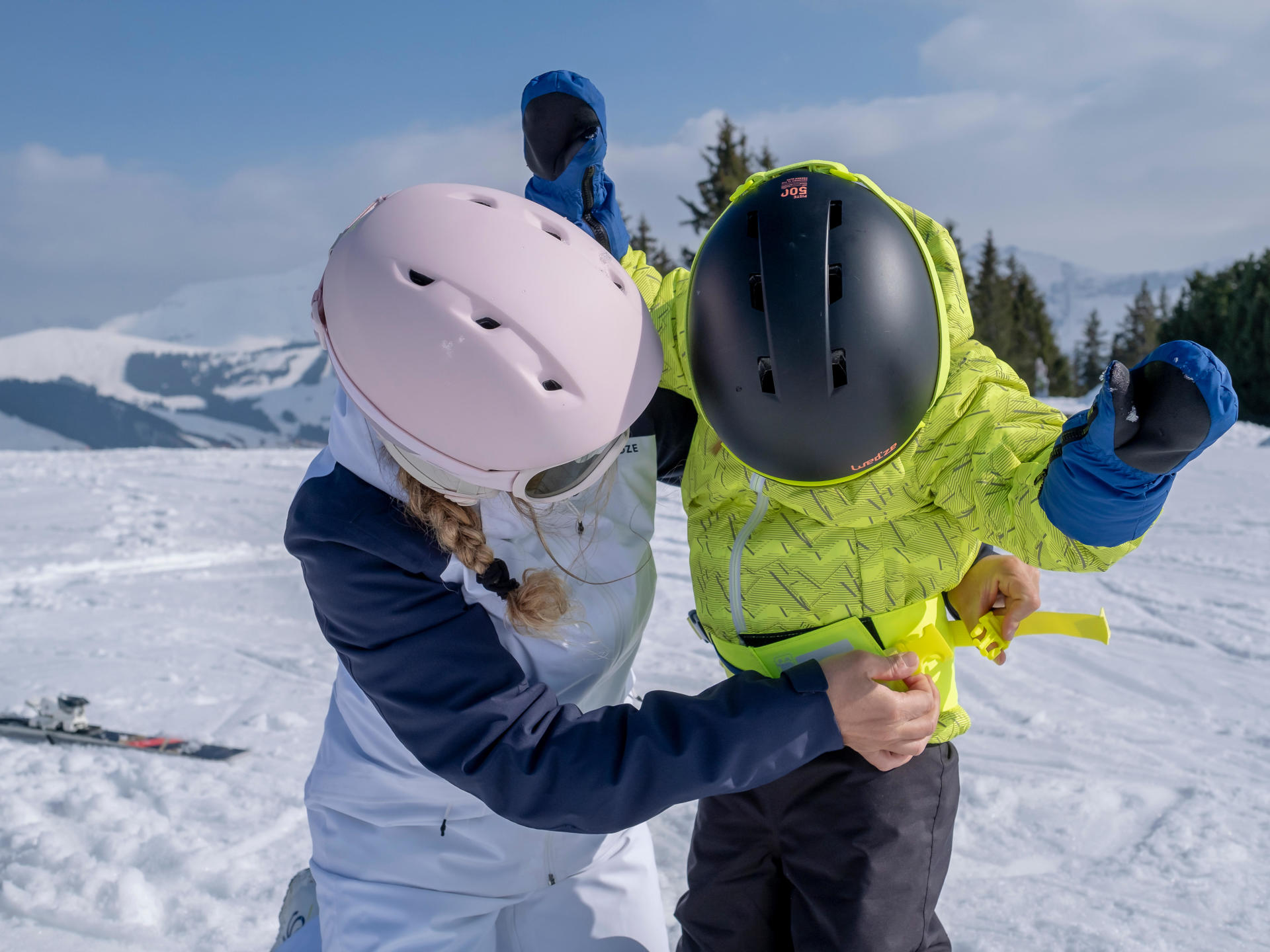 Harnais de ski pour enfants débutants  Ce harnais est l'accessoire  indispensable pour faire découvrir à votre enfant les joies de la glisse.  La longe de 2 m vous aidera à maîtriser