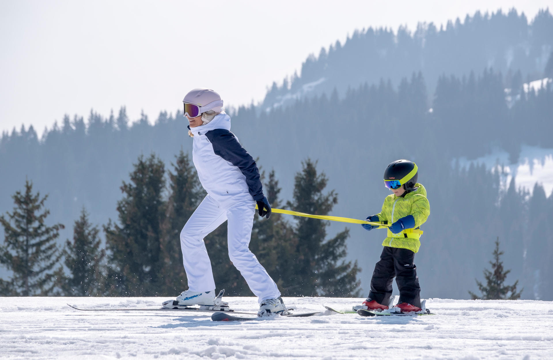 Harnais de ski pour enfants débutants  Ce harnais est l'accessoire  indispensable pour faire découvrir à votre enfant les joies de la glisse.  La longe de 2 m vous aidera à maîtriser