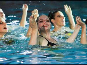 Camille Adam, rédactrice Decathlon, en pleine performance de natation synchronisée