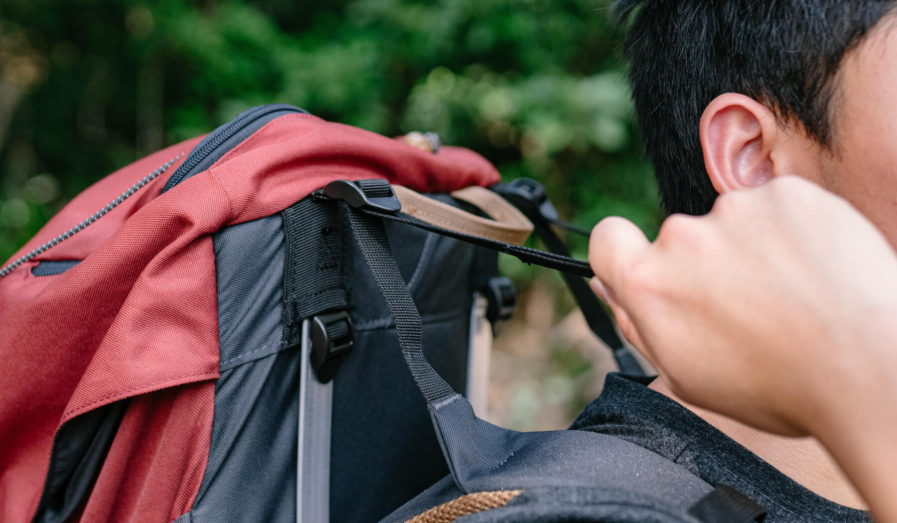 How to adjust your backpack