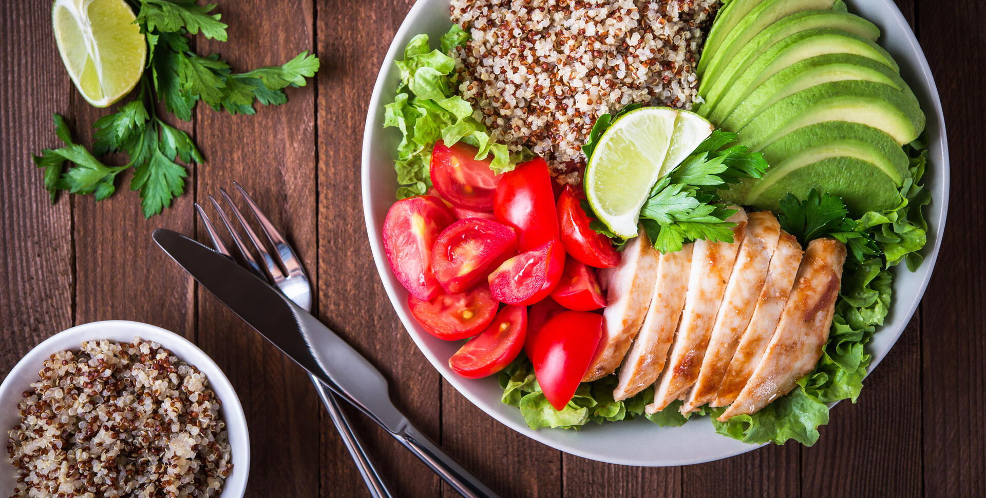 refeição saudável peito de frango com salada