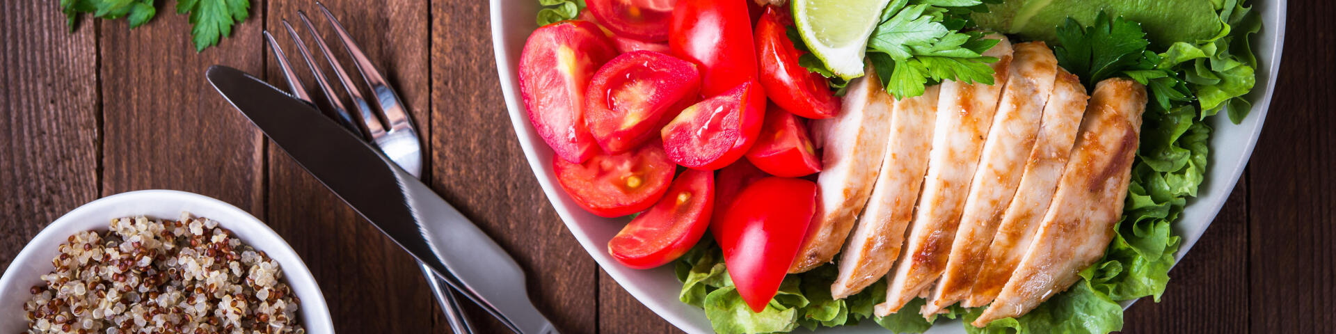 peito frango e tomate refeição saudavel