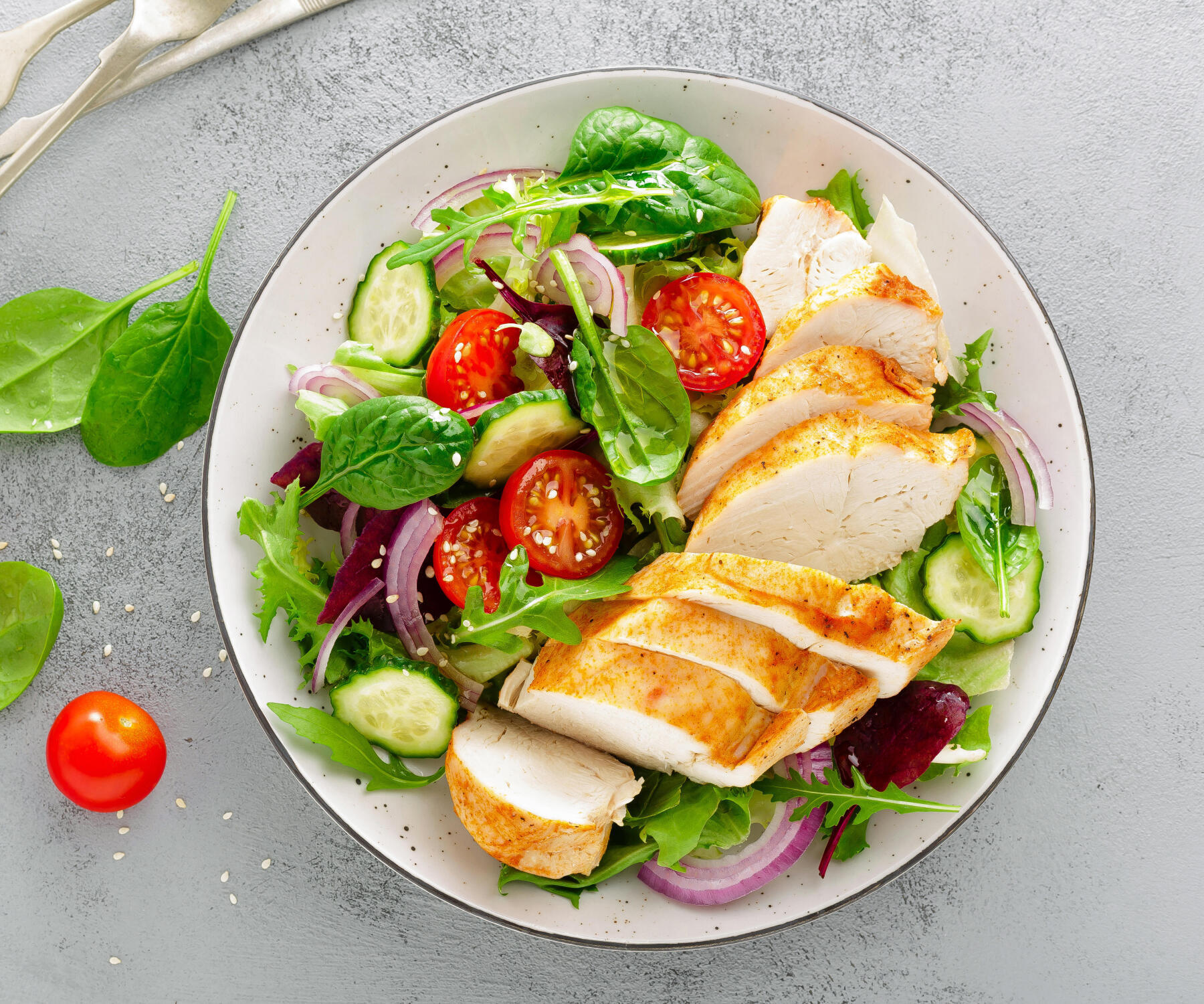 refeição peito frango com salada