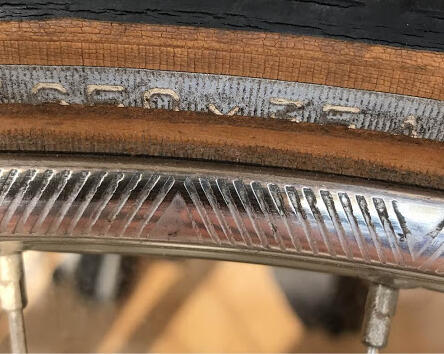 Déterminer l'usure d'un pneu de vélo (déformé, craquelé, lisse)