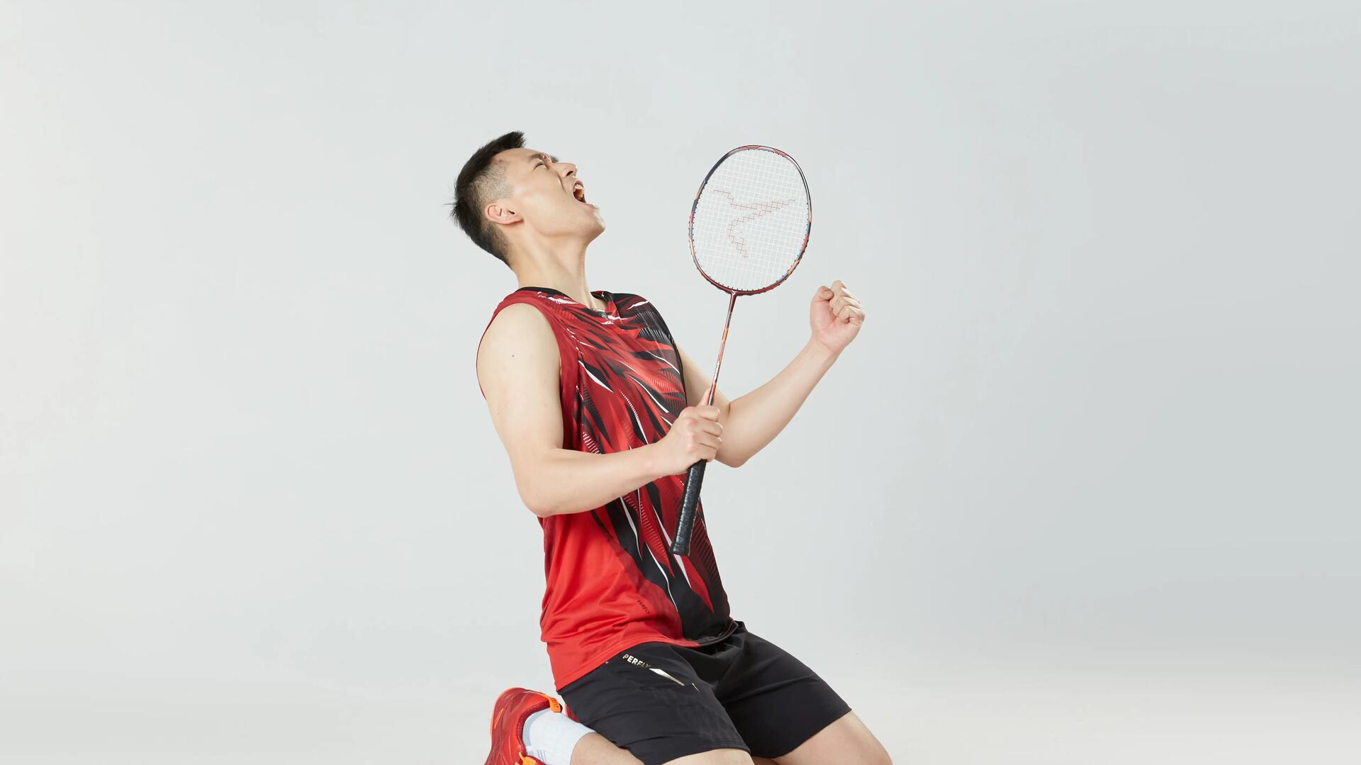 mężczyzna klęczący z rakietą do gry w badmintona w dłoni
