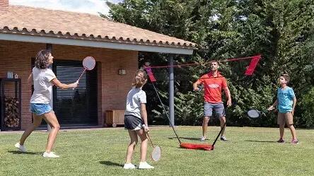 rodzina grająca w badmintona w ogródku