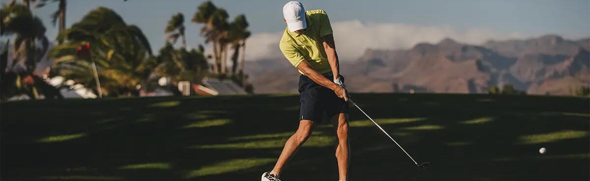mężczyzna odbijający piłeczkę golfową kijem do gry w golfa