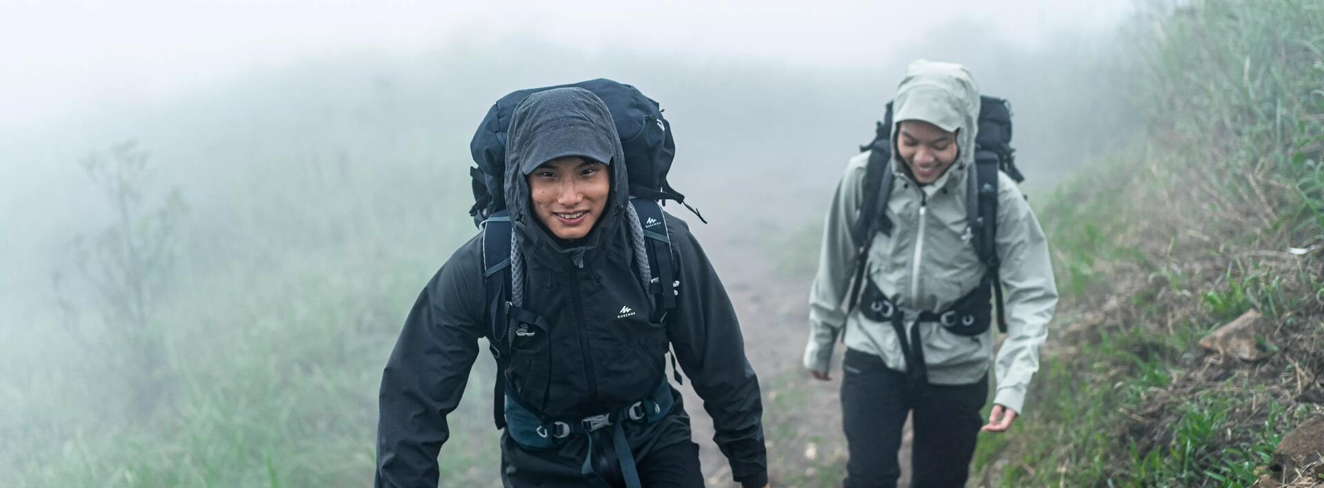 Wandern bei Regen: So bleibst du & dein Gepäck trocken