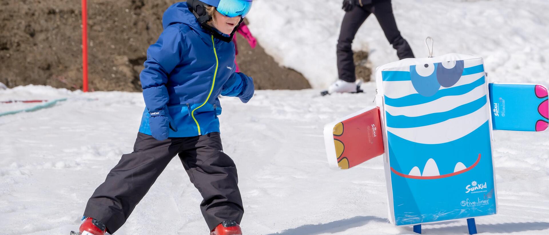 dziecko w stroju narciarskim
