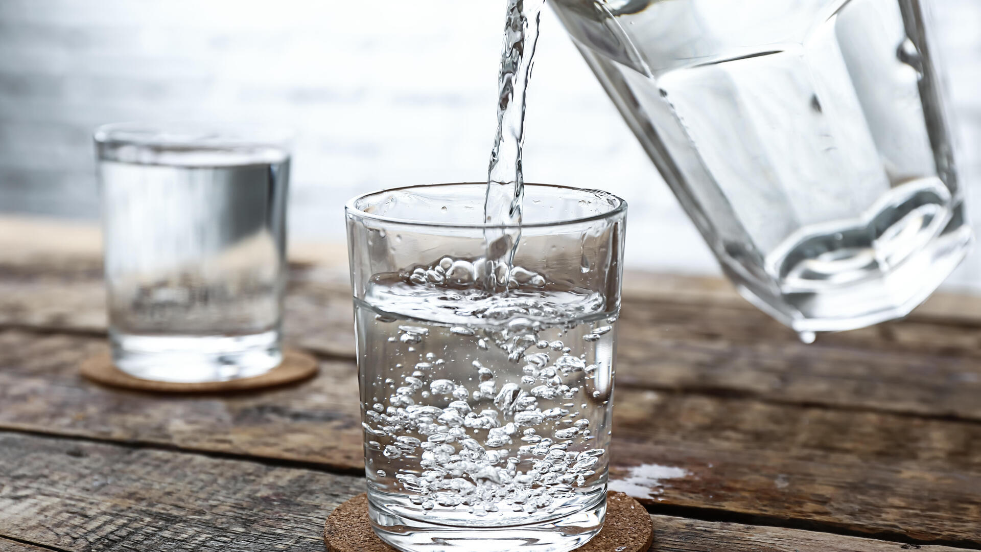 Gros plan sur un verre qui se remplit d'eau