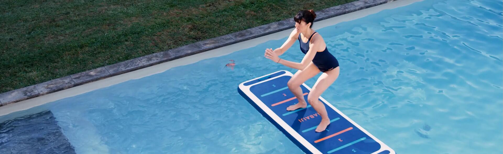 kobieta ćwicząca na macie pływającej do aquafitnessu 