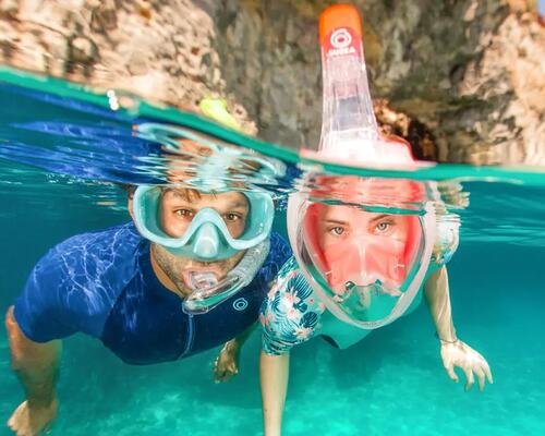 kobieta i mężczyzna nurkujący w maskach do snorkelingu