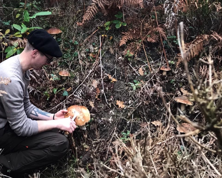 Julien en cueillette de cepes