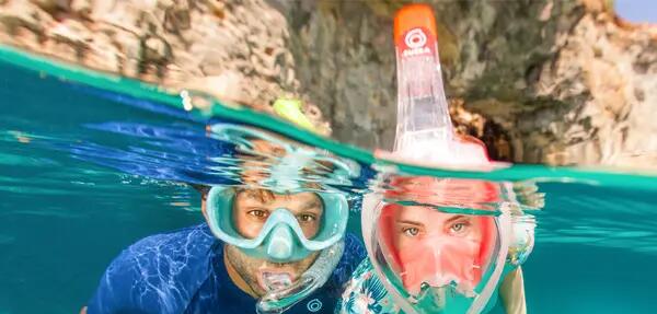 kobieta i mężczyzna nurkujący w maskach do snorkelingu