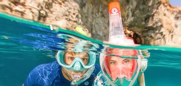 kobieta i mężczyzna nurkujący w maskach do snorkelingu