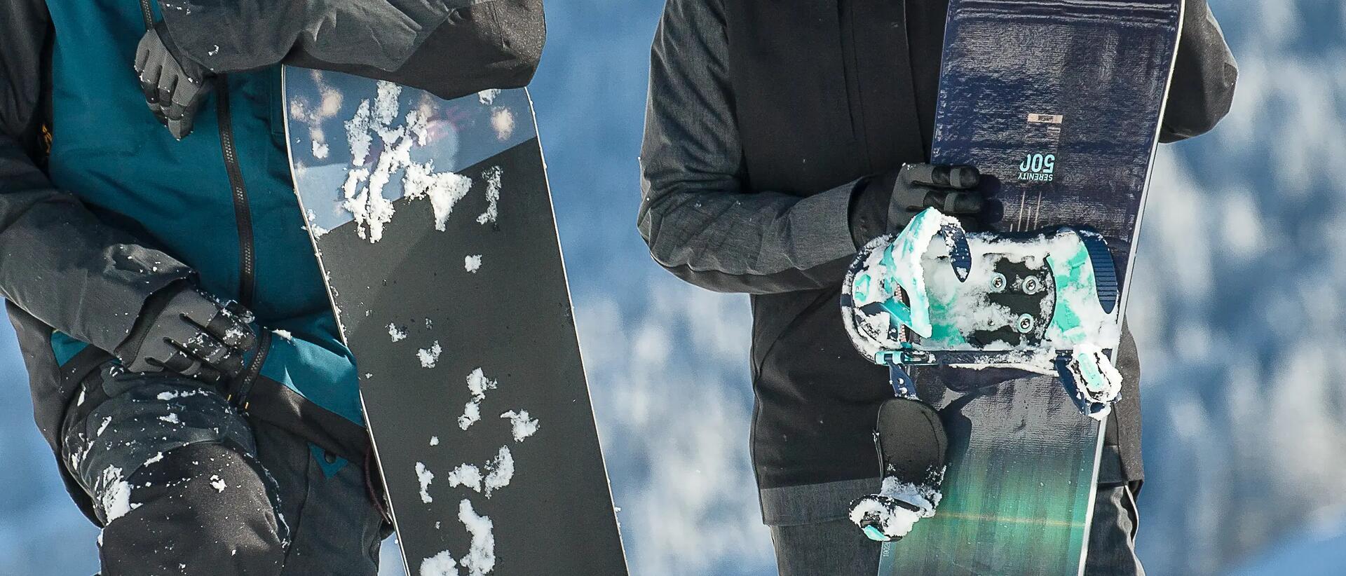 mężczyźni trzymający deski snowboardowe