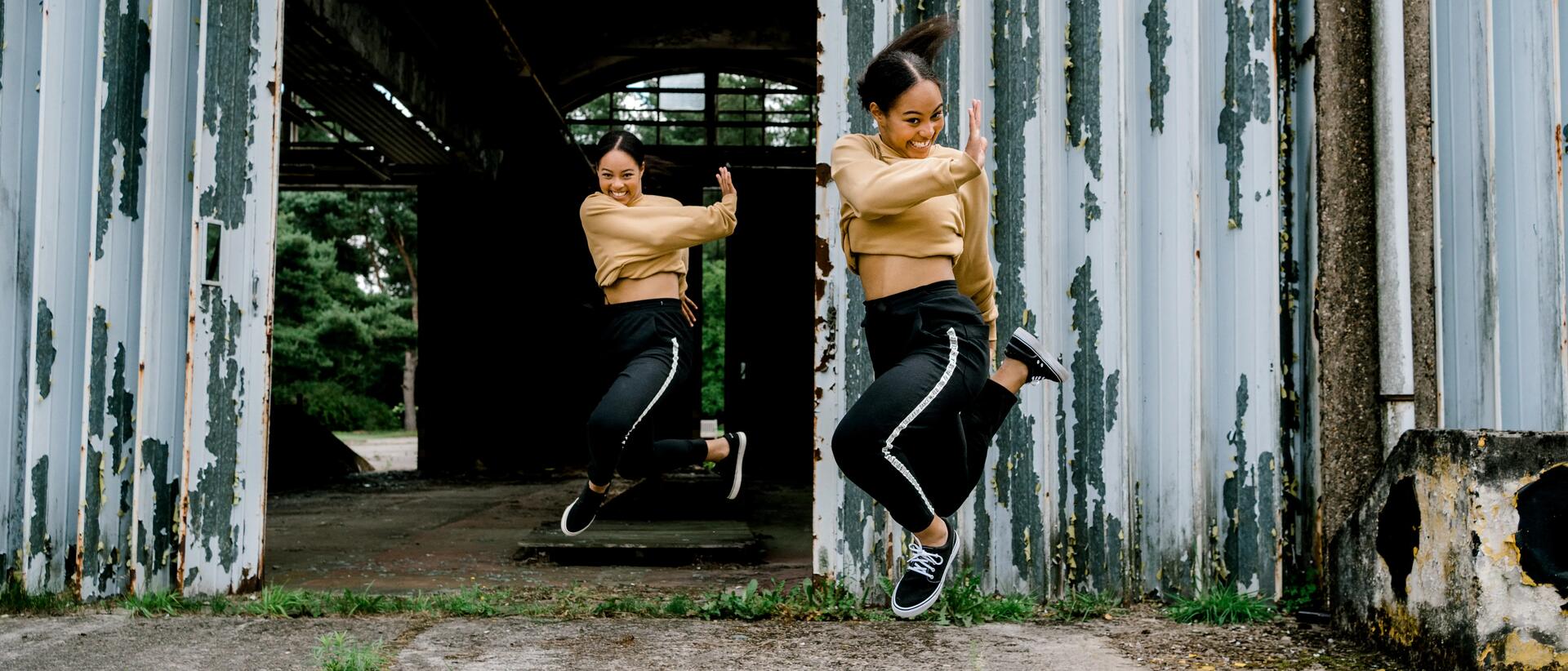 kobiety w strojach sportowych wykonują figurę taneczną w powietrzu