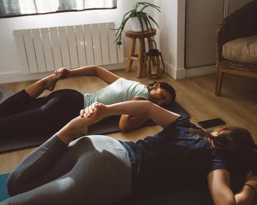 duas mulheres a alongar sobre tapetes de pilates