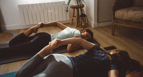 duas mulheres a alongar sobre tapetes de pilates