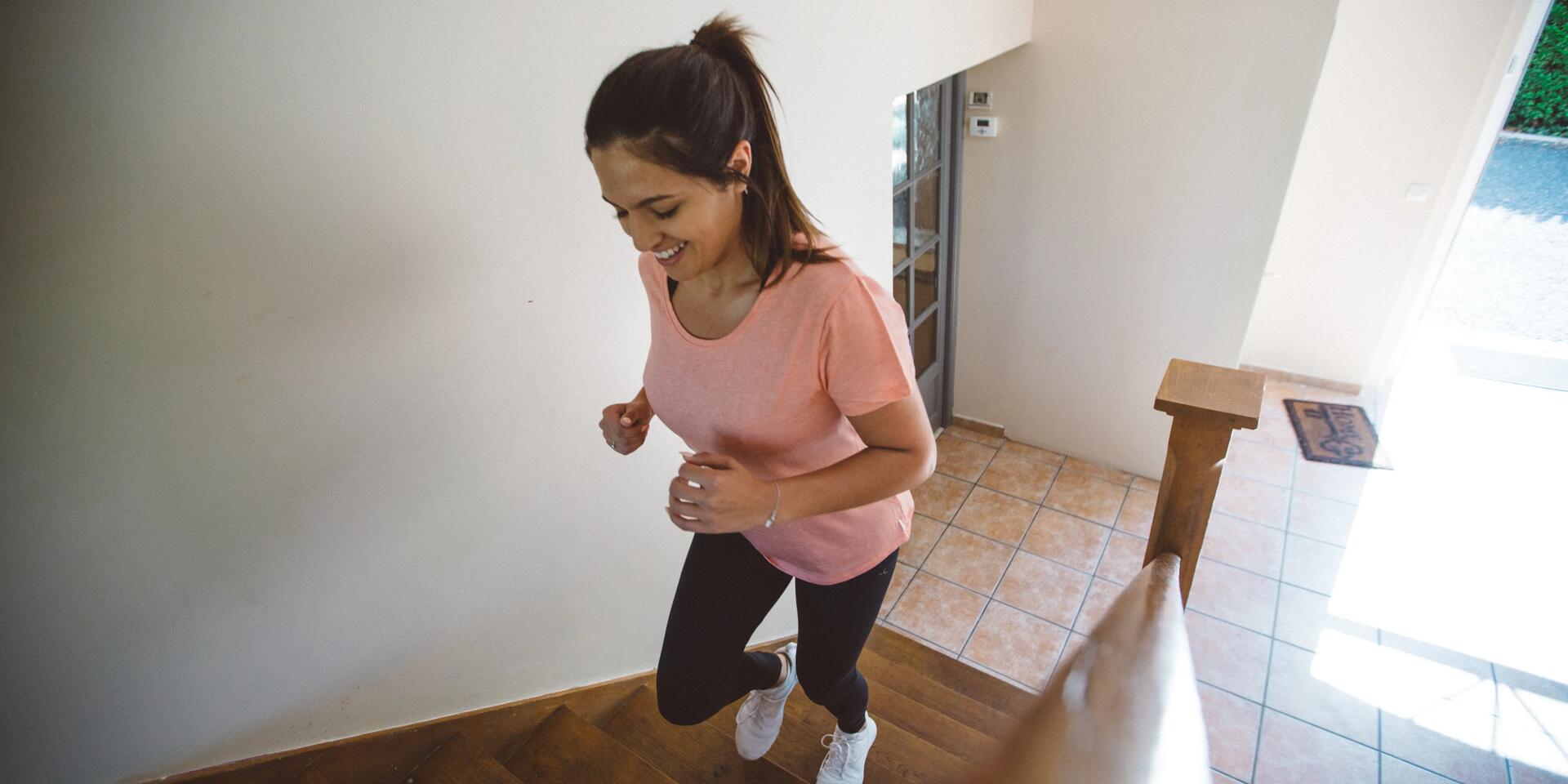 Thuis sporten: gebruik dagelijkse voorwerpen in huis om eenvoudige oefeningen te doen