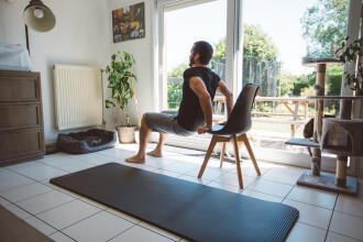 Dips sur chaise : comment se muscler le haut du corps chez soi ?