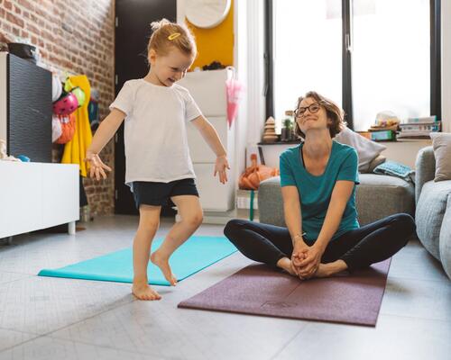 8 postures de yoga enfant facile à faire à la maison