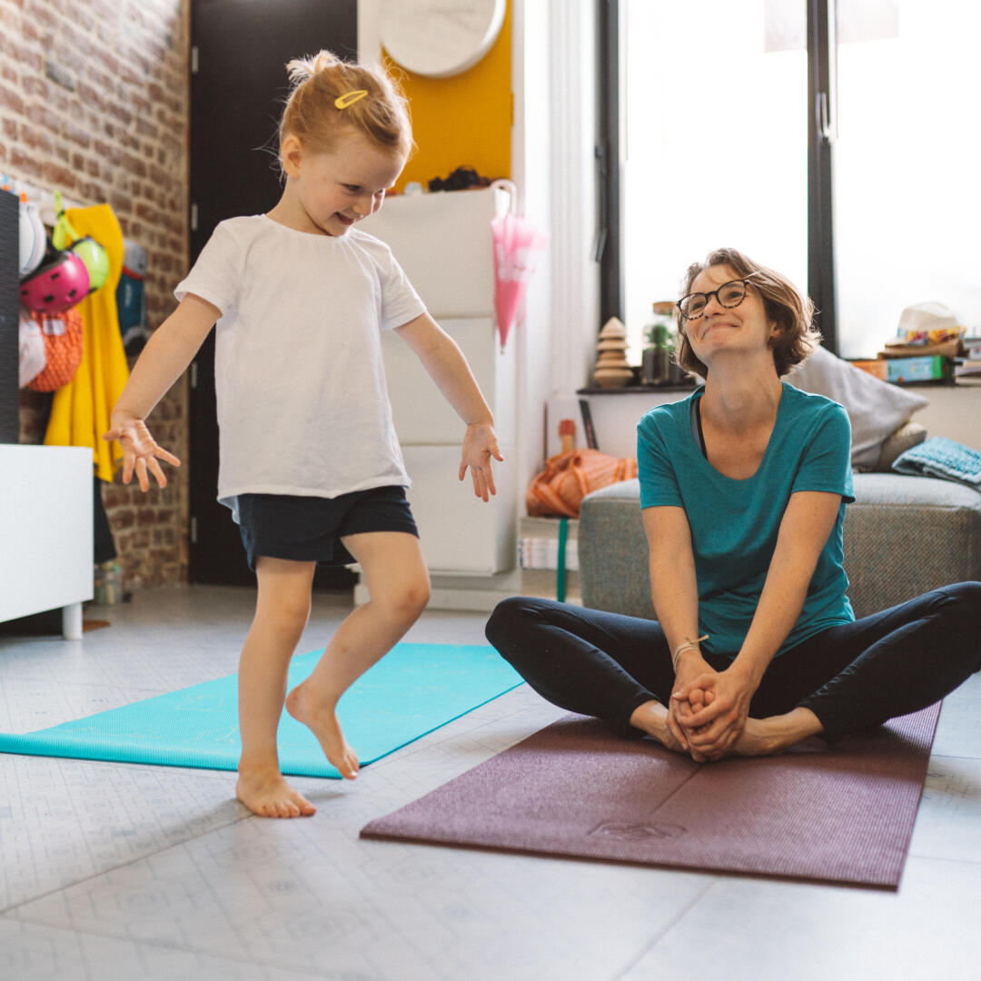 8 Postures De Yoga Enfant Faciles A Faire A La Maison