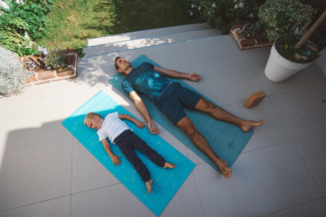 8 postures de yoga enfant facile à faire à la maison 8 postures de yoga enfant facile à faire à la maison