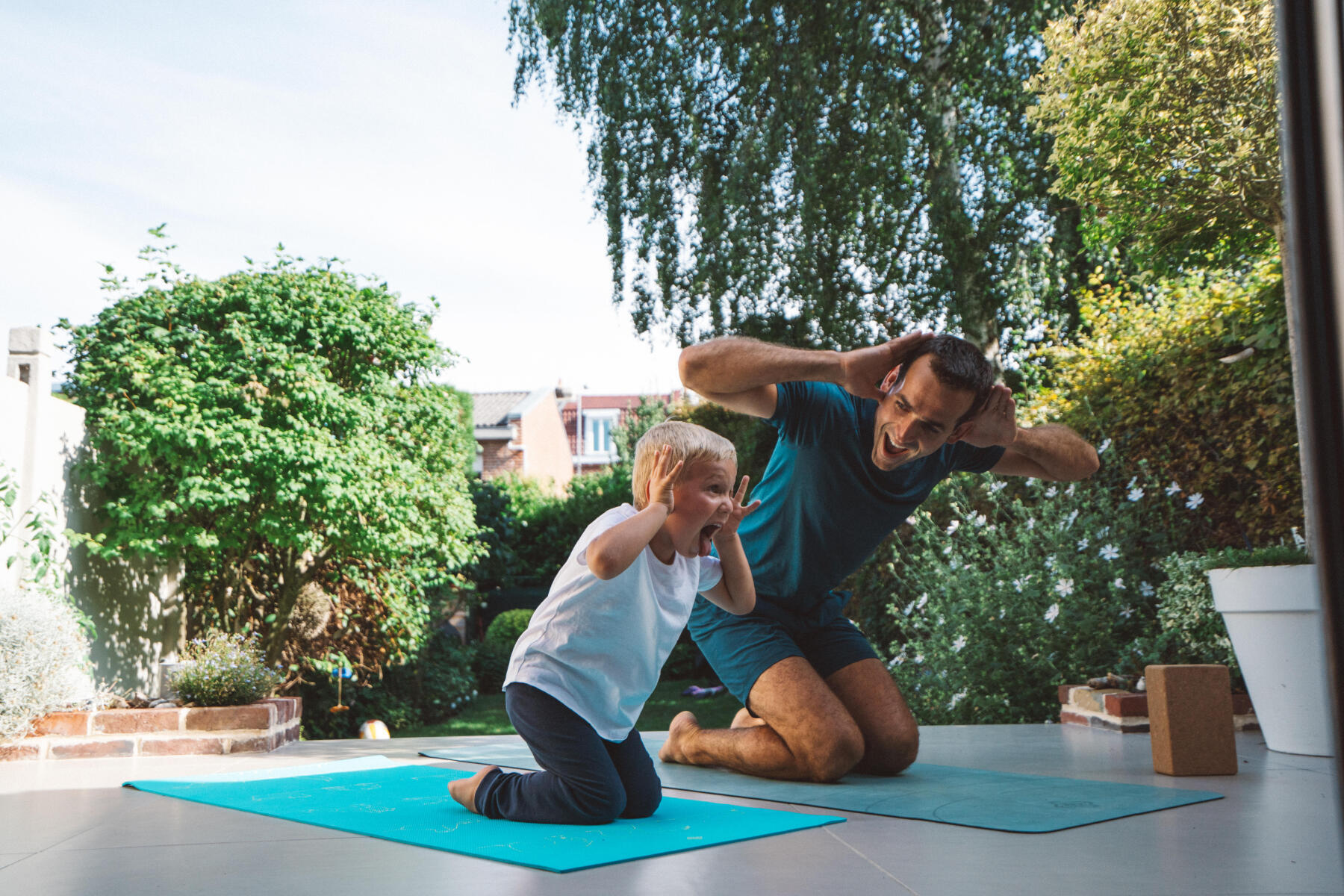 Enfant Grand Angle Assis Sur Un Tapis De Yoga